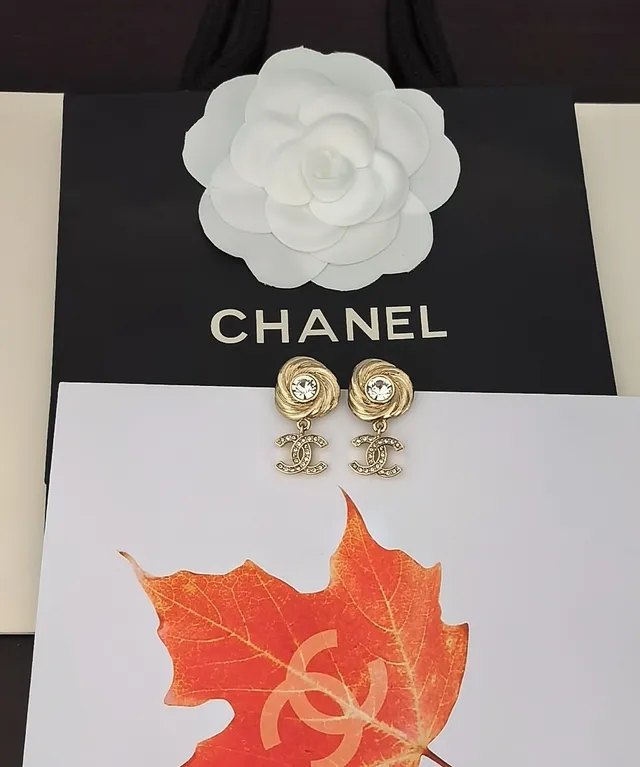 Brincos Chanel dourados transparentes texturizados swirl no topo Pavé-Crystal CC Logo 3