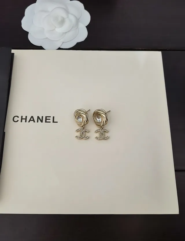 Brincos Chanel dourados transparentes texturizados swirl no topo Pavé-Crystal CC Logo 4