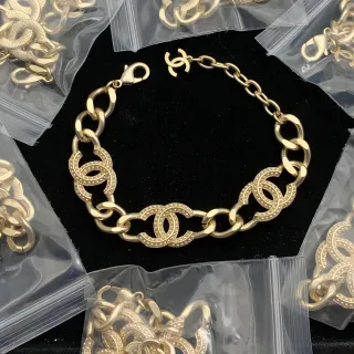 Chanel سوار ذهبي أبيض سلسلة كيرب ثيك مرصعة بلؤلؤ بشعارات CC