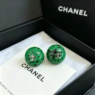 Chanel Brincos Esféricos de Resina Verde com Motas e Logo CC