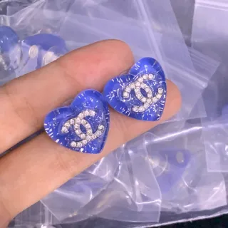 Chanel Pendientes en forma de corazón de cristal CC azul plata de resina