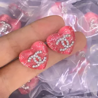 Chanel أقراط شكل قلبي كريستال لوجو سي سي وردي ريزين