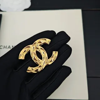 Chanel Interlocking CC कुशन पत्ता Gold-Tone ब्रोच