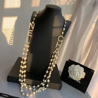 قلادة Chanel Logo لؤلؤ بيج ذهبي متعدد الطبقات