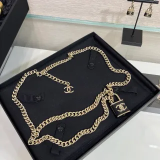 Chanel قفل كولييه ذهبي أسود سلسلة كيرب CC Logo Charm كولييه