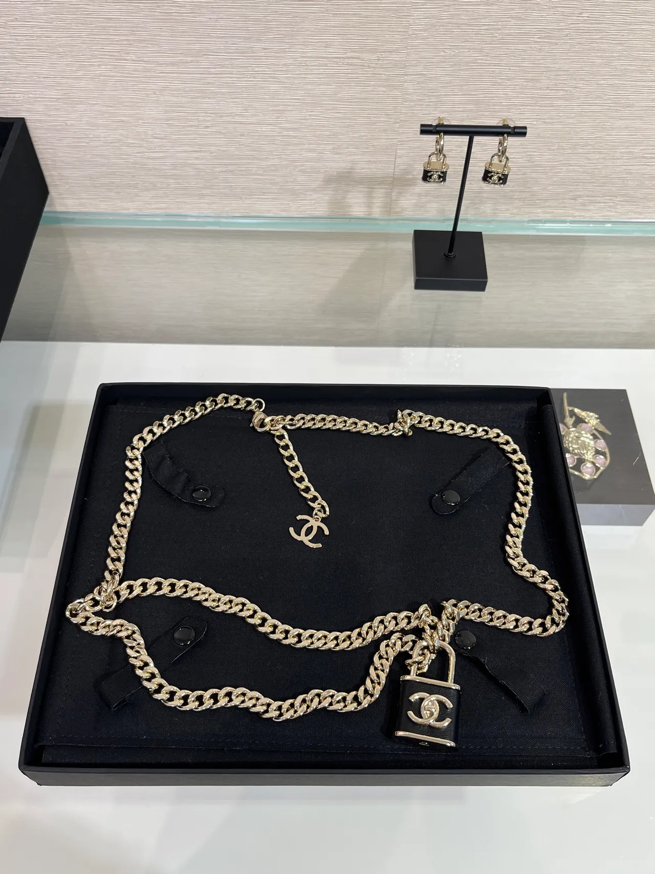 Chanel قفل كولييه ذهبي أسود سلسلة كيرب CC Logo Charm كولييه 2