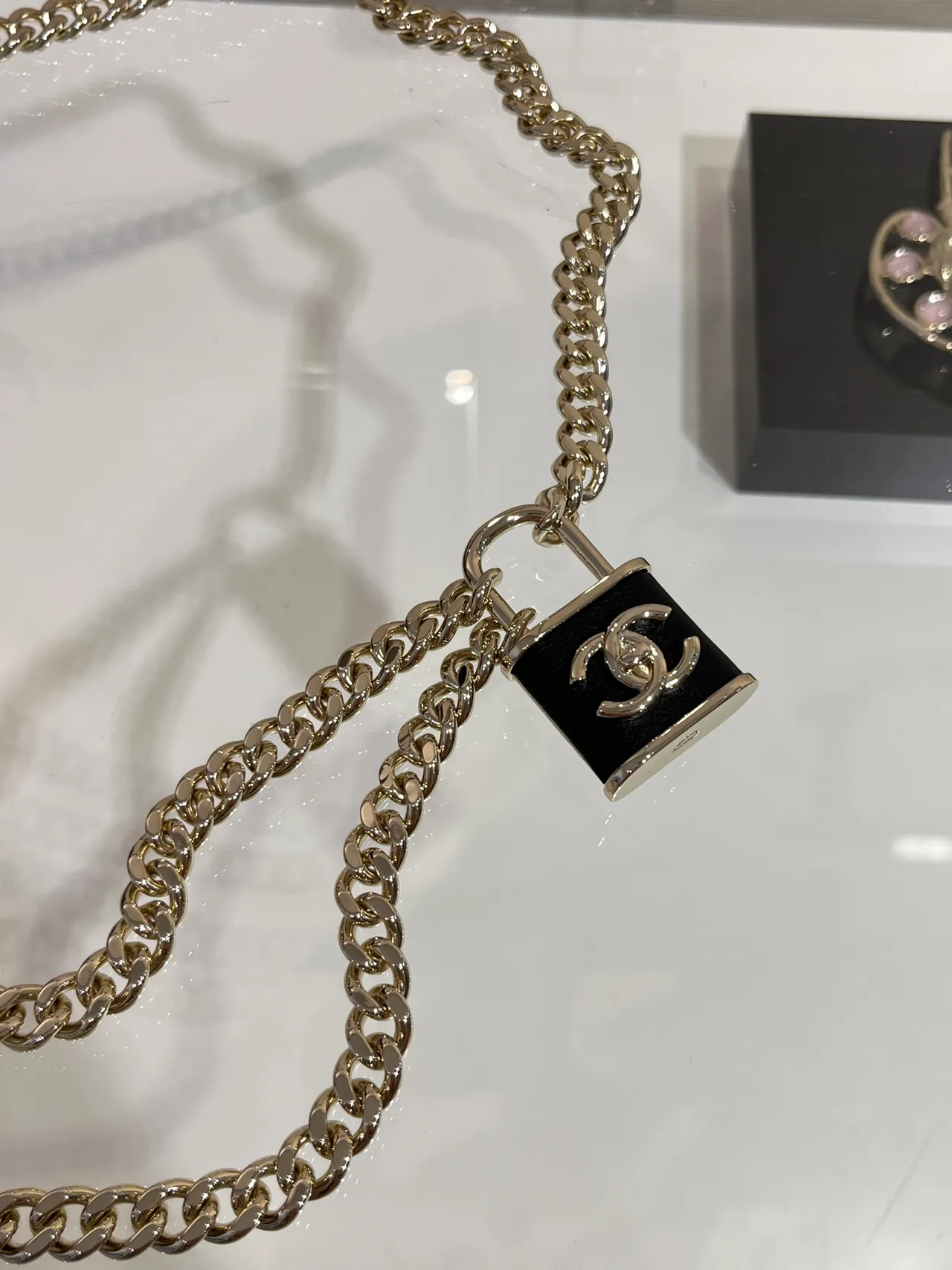 Chanel قفل كولييه ذهبي أسود سلسلة كيرب CC Logo Charm كولييه 3