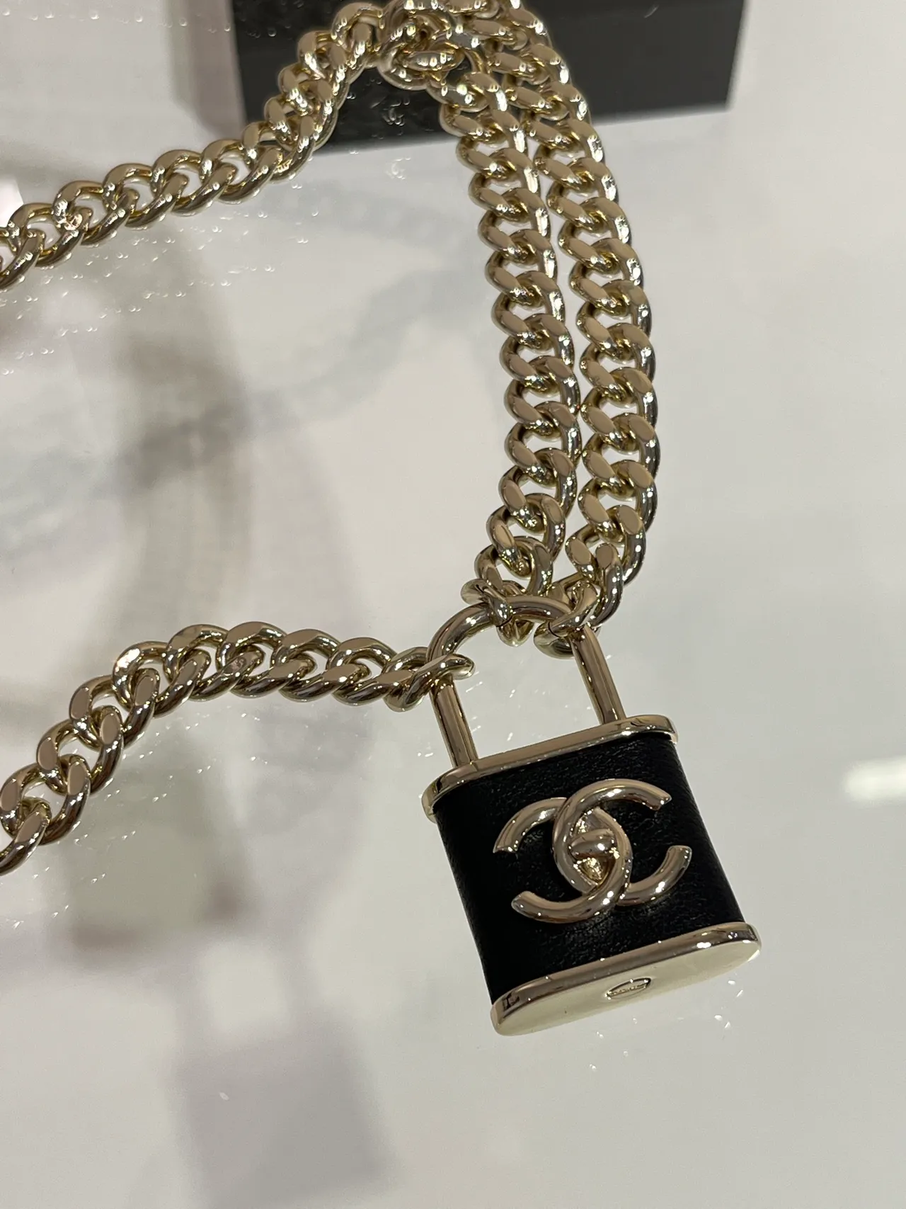 Chanel قفل كولييه ذهبي أسود سلسلة كيرب CC Logo Charm كولييه 4