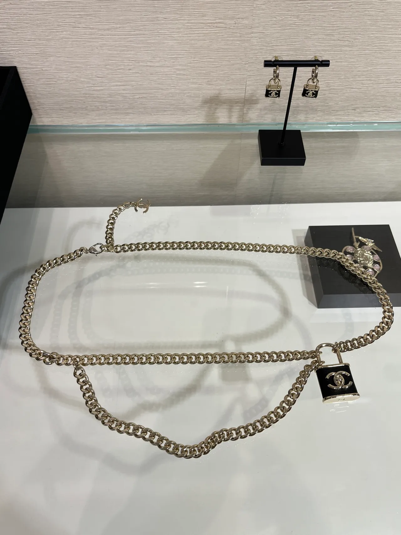 Chanel قفل كولييه ذهبي أسود سلسلة كيرب CC Logo Charm كولييه 5