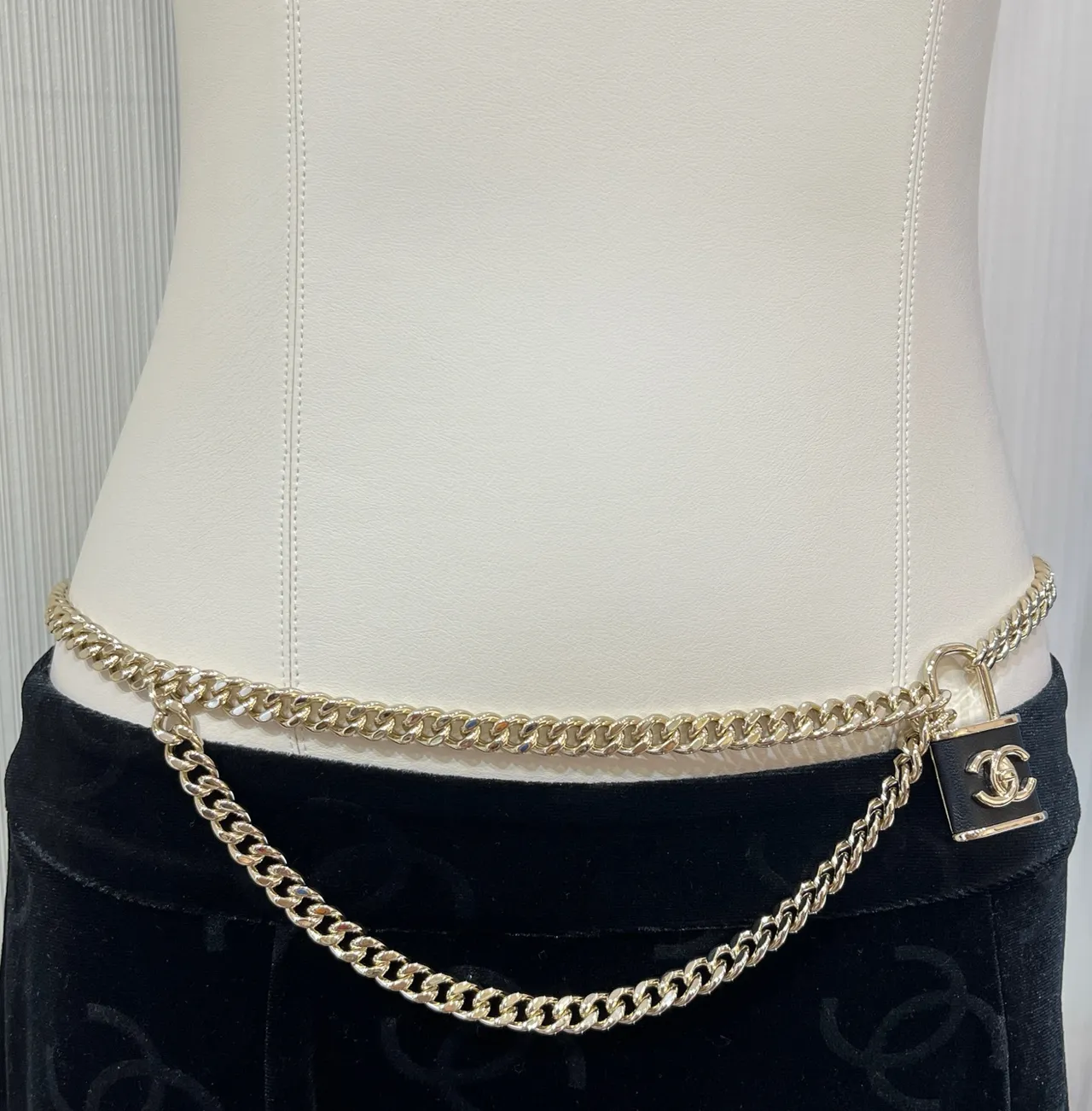 Chanel قفل كولييه ذهبي أسود سلسلة كيرب CC Logo Charm كولييه 6