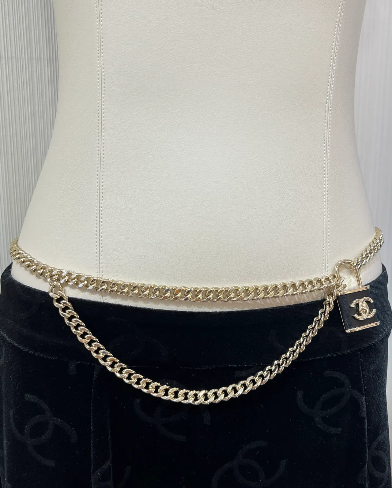 Chanel قفل كولييه ذهبي أسود سلسلة كيرب CC Logo Charm كولييه 7