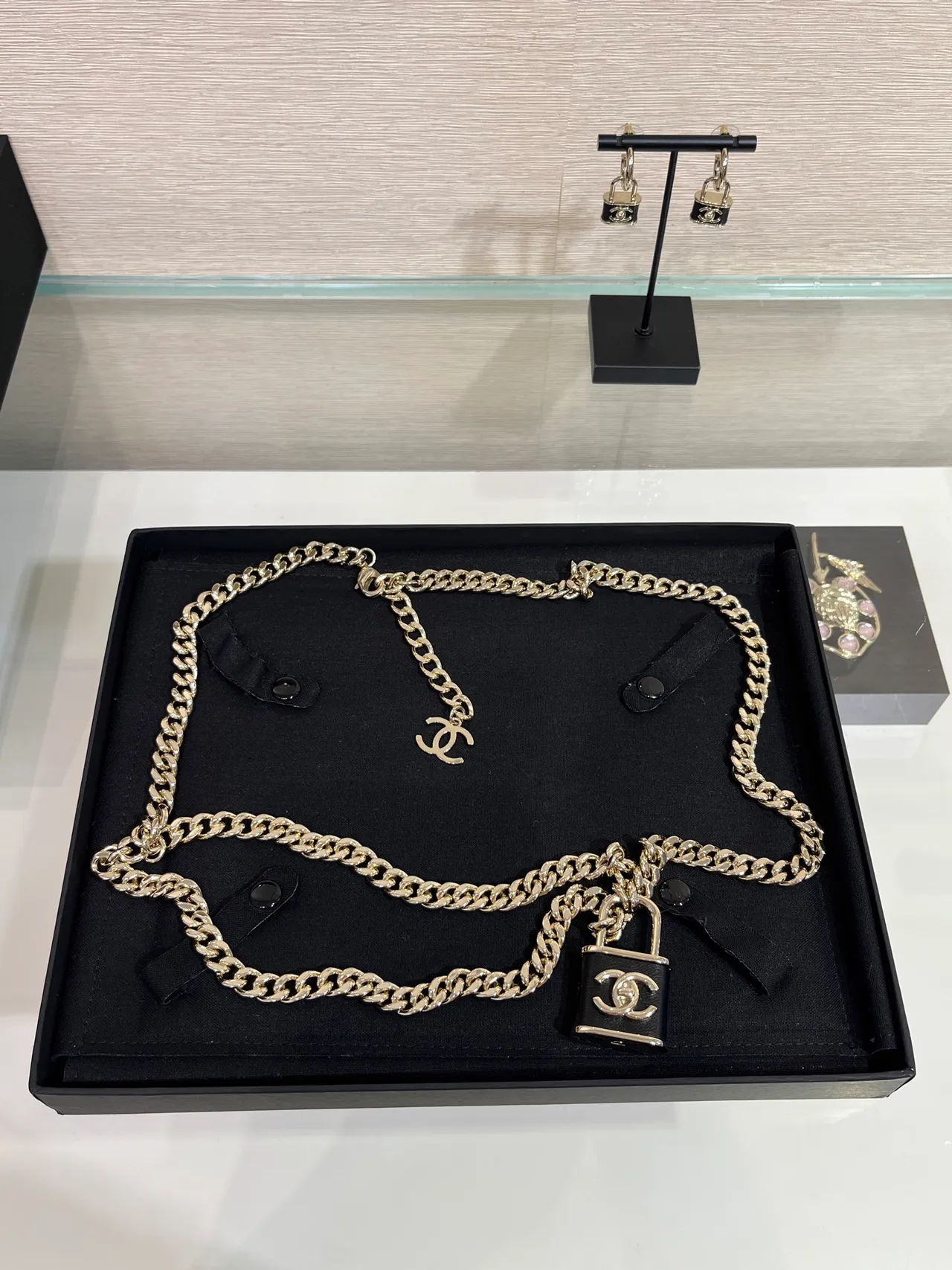 Chanel قفل كولييه ذهبي أسود سلسلة كيرب CC Logo Charm كولييه 8