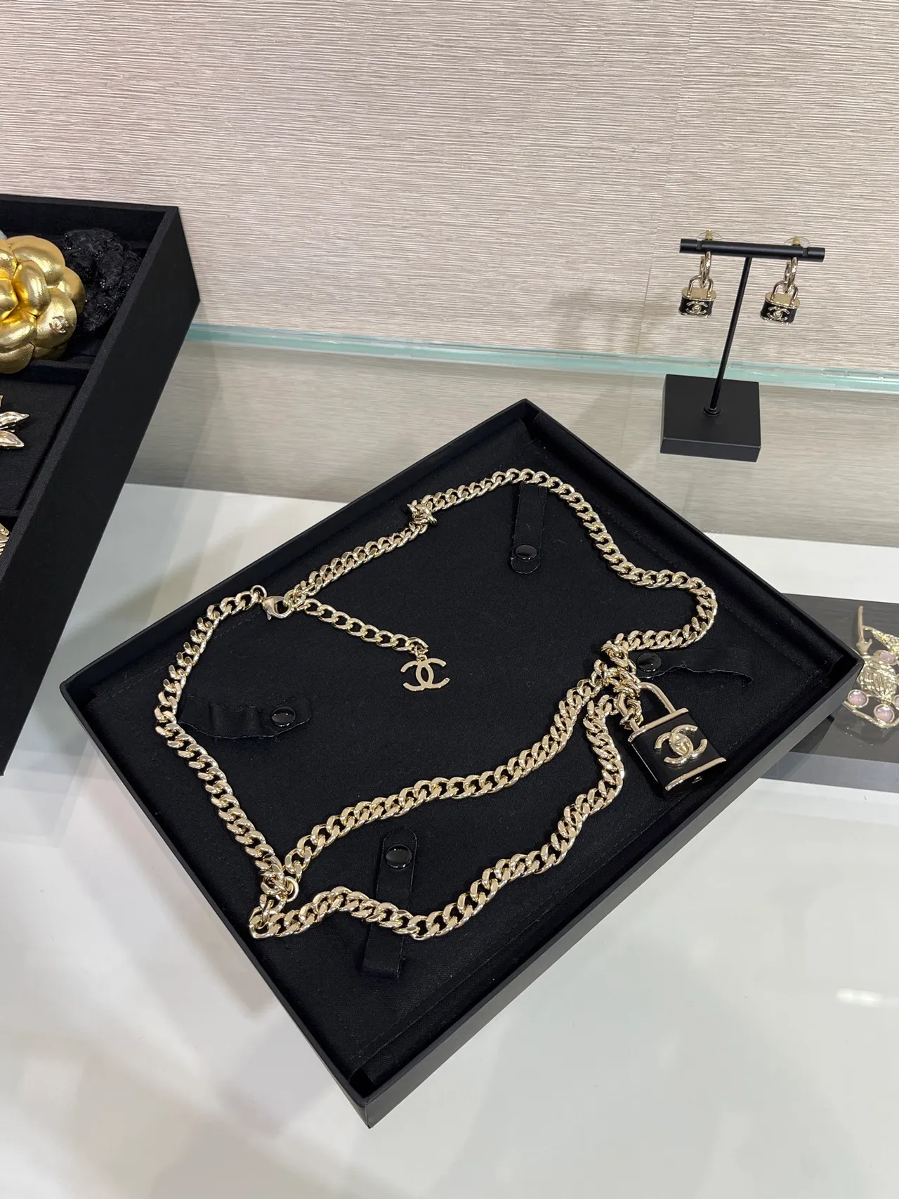 Chanel قفل كولييه ذهبي أسود سلسلة كيرب CC Logo Charm كولييه 9