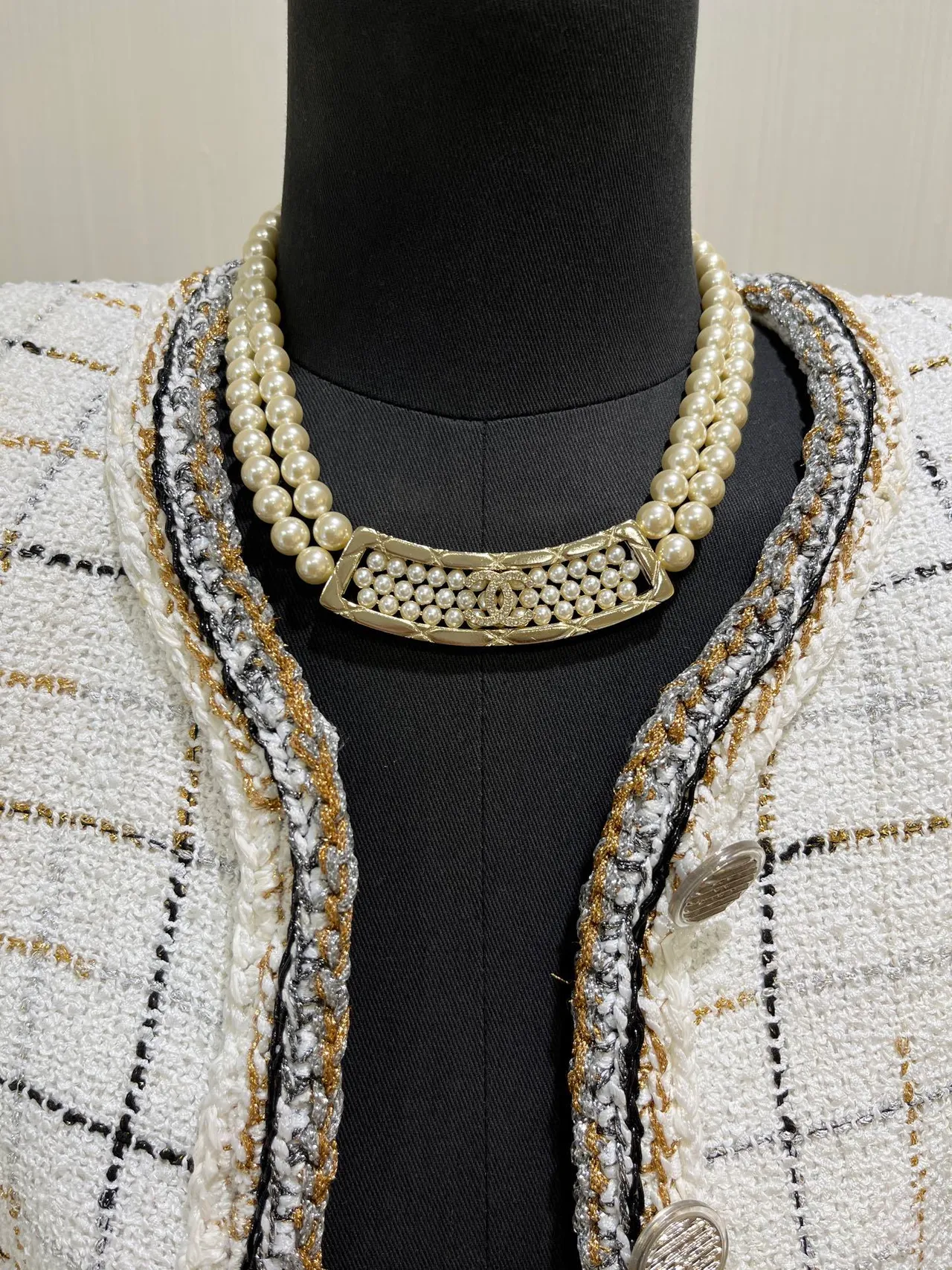 Chanel Colar de Pérolas Colar de Pérolas Bege Dourado Duplo Fio Placa Quiltada 2