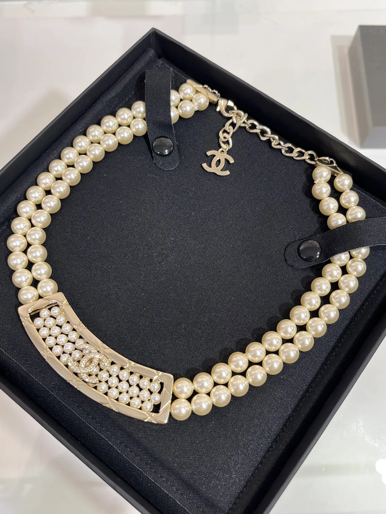 Chanel Colar de Pérolas Colar de Pérolas Bege Dourado Duplo Fio Placa Quiltada 3