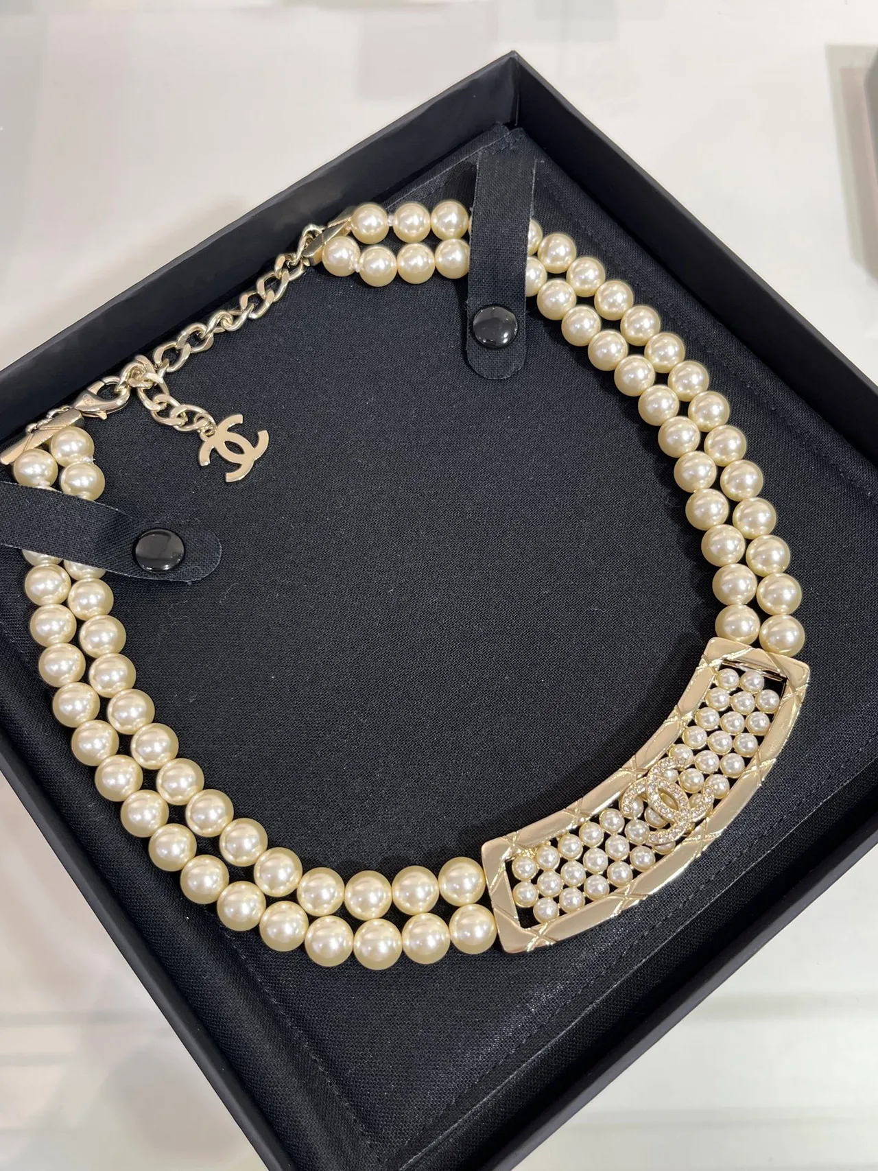 Chanel Colar de Pérolas Colar de Pérolas Bege Dourado Duplo Fio Placa Quiltada 4