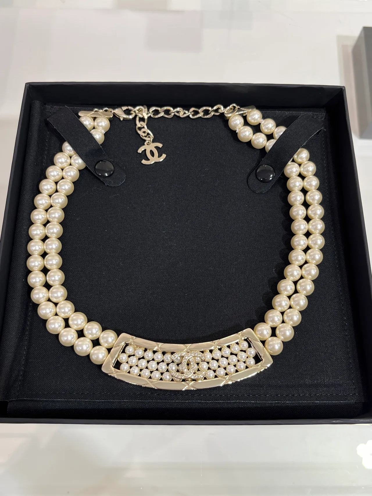 Chanel Colar de Pérolas Colar de Pérolas Bege Dourado Duplo Fio Placa Quiltada 5