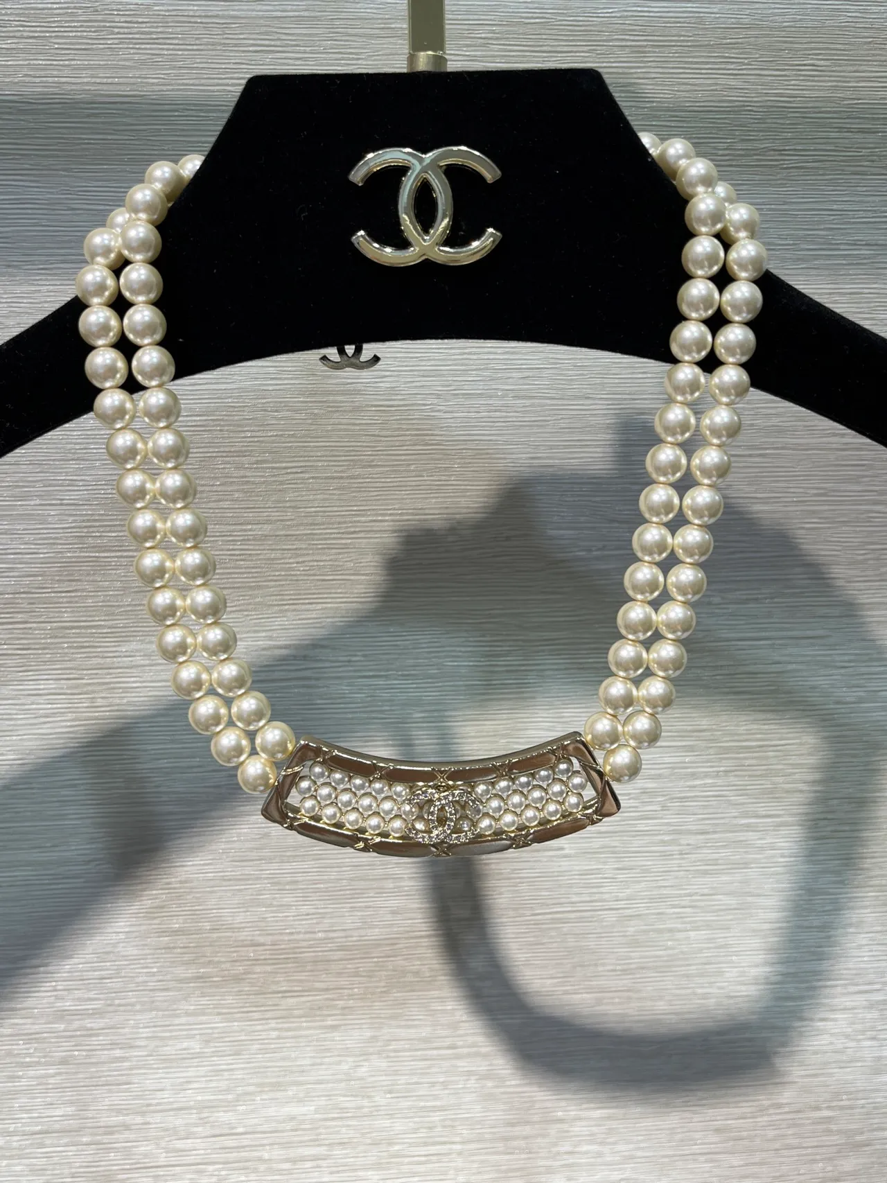 Chanel Colar de Pérolas Colar de Pérolas Bege Dourado Duplo Fio Placa Quiltada 6