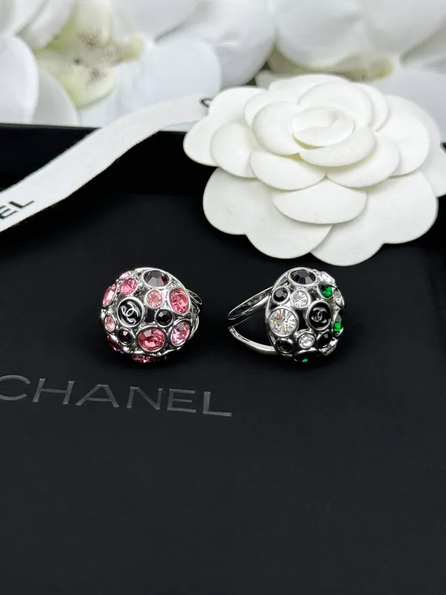 Bague Chanel Rose Noir Forme Dôme Cluster Facetée Pierres 2
