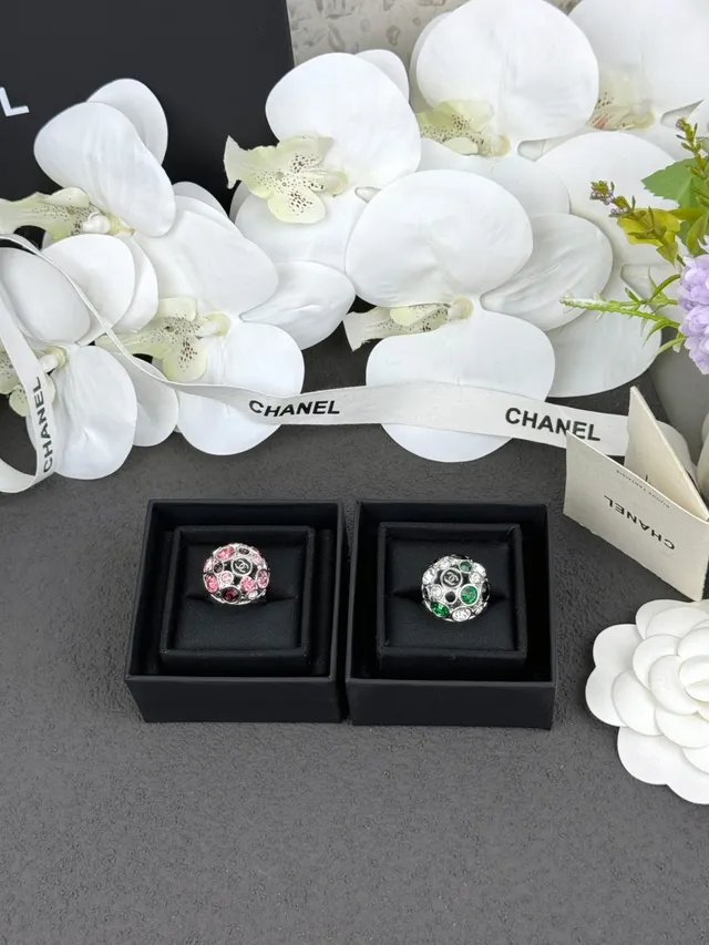 Bague Chanel Rose Noir Forme Dôme Cluster Facetée Pierres 3