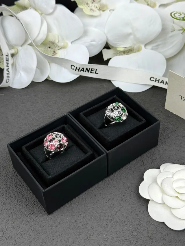 Bague Chanel Rose Noir Forme Dôme Cluster Facetée Pierres 4
