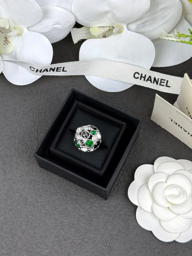 Bague Chanel Rose Noir Forme Dôme Cluster Facetée Pierres 5