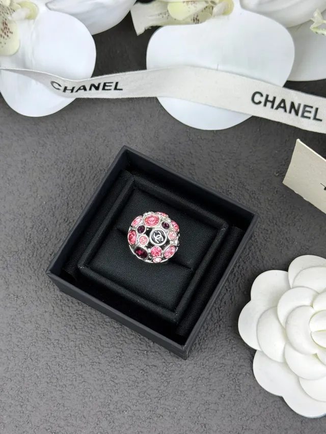 Bague Chanel Rose Noir Forme Dôme Cluster Facetée Pierres 6