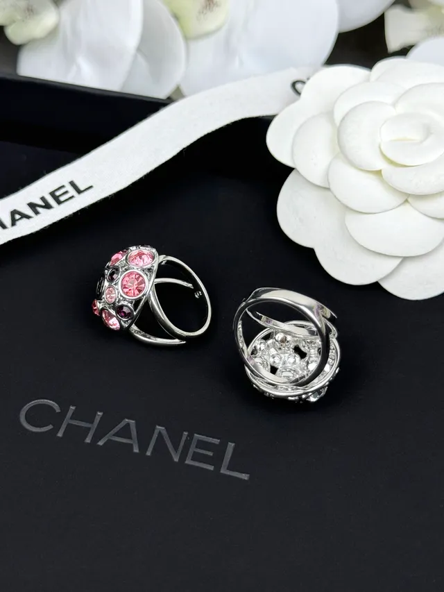 Bague Chanel Rose Noir Forme Dôme Cluster Facetée Pierres 7