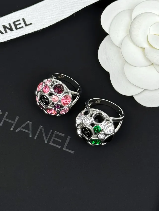Bague Chanel Rose Noir Forme Dôme Cluster Facetée Pierres 9