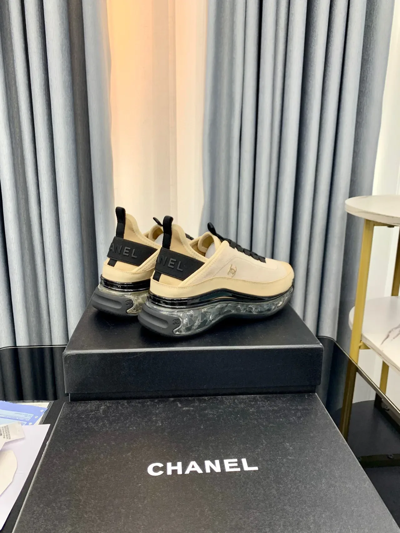 Chanel Runner Beige et Noir Lifestyle Sneakers 2