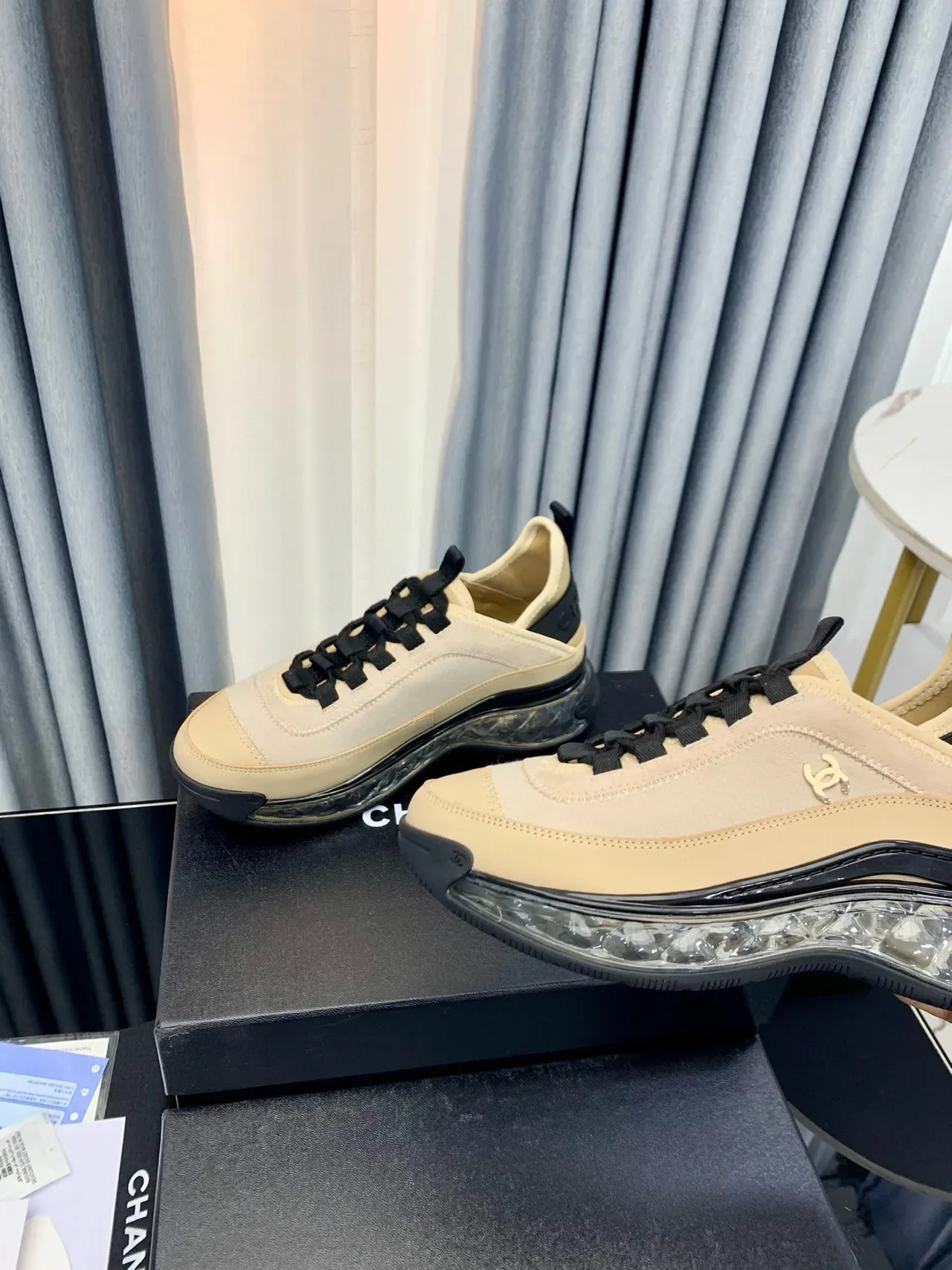 Chanel Runner Beige et Noir Lifestyle Sneakers 3