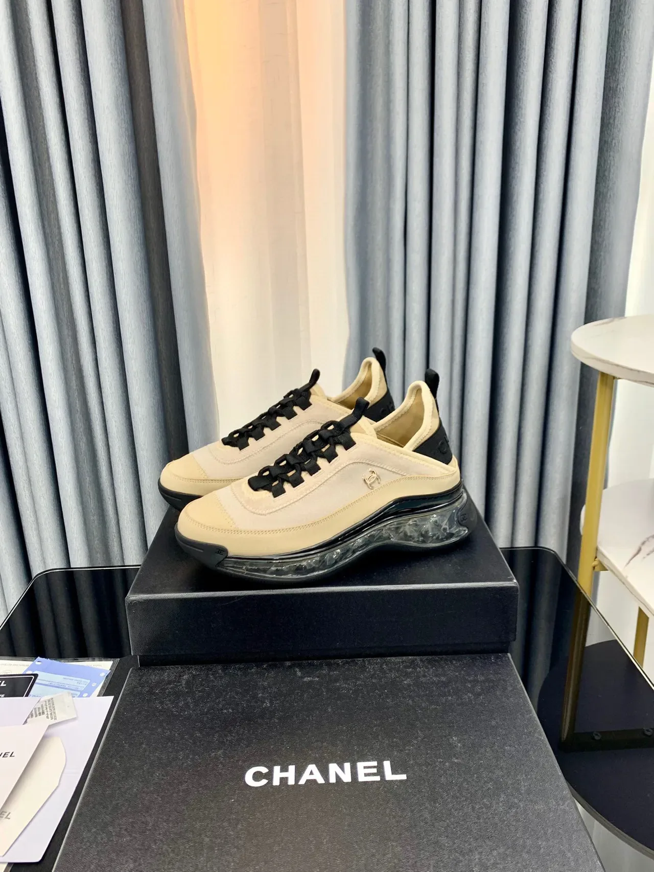 Chanel Runner Beige et Noir Lifestyle Sneakers 4