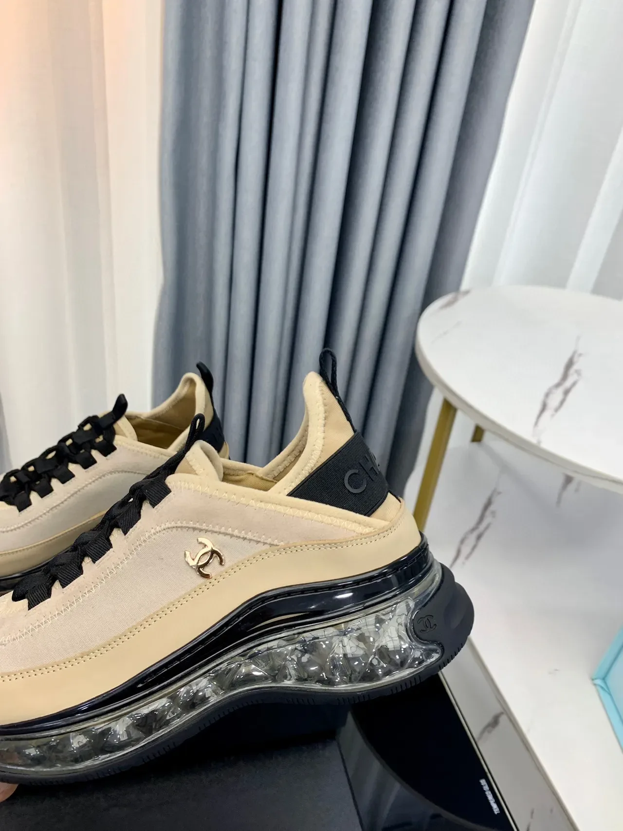 Chanel Runner Beige et Noir Lifestyle Sneakers 5