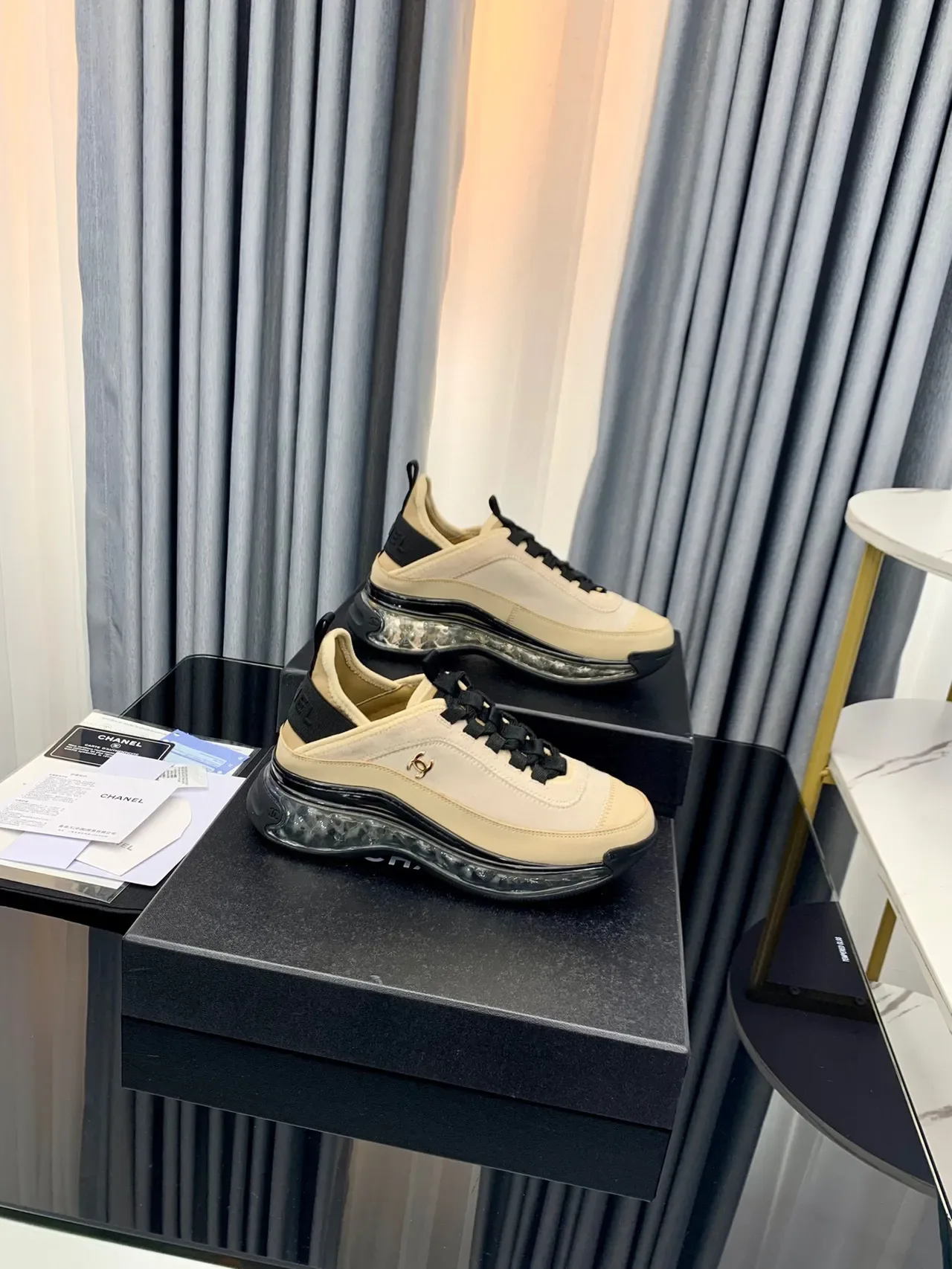 Chanel Runner Beige et Noir Lifestyle Sneakers 6