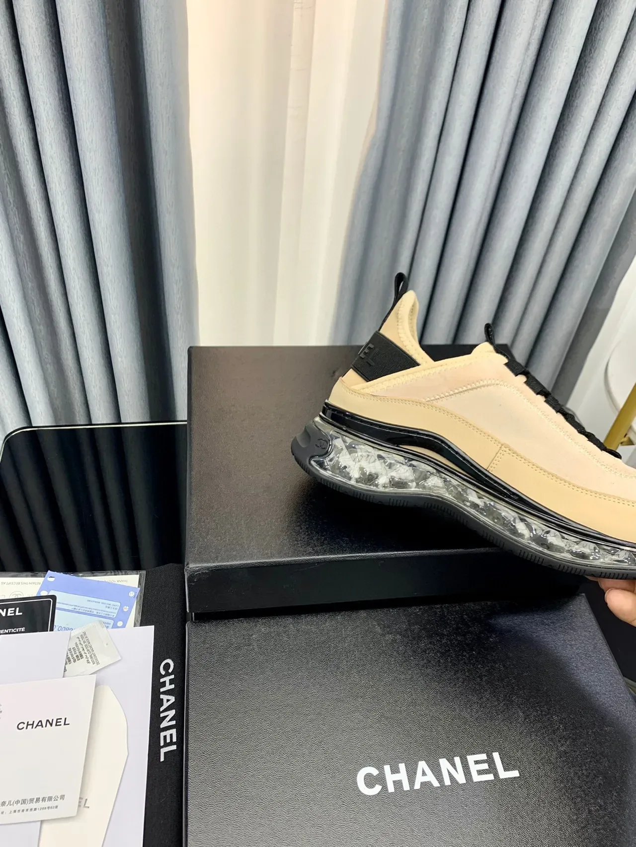 Chanel Runner Beige et Noir Lifestyle Sneakers 7