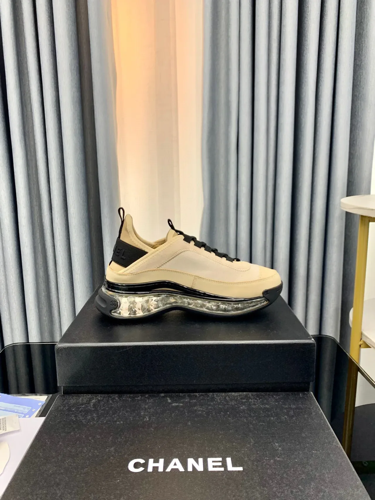 Chanel Runner Beige et Noir Lifestyle Sneakers 8