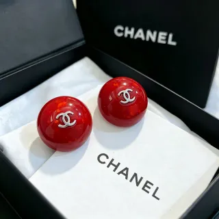 Chanel Boucles d'Oreilles Sphériques Rouges en Résine CC Logo