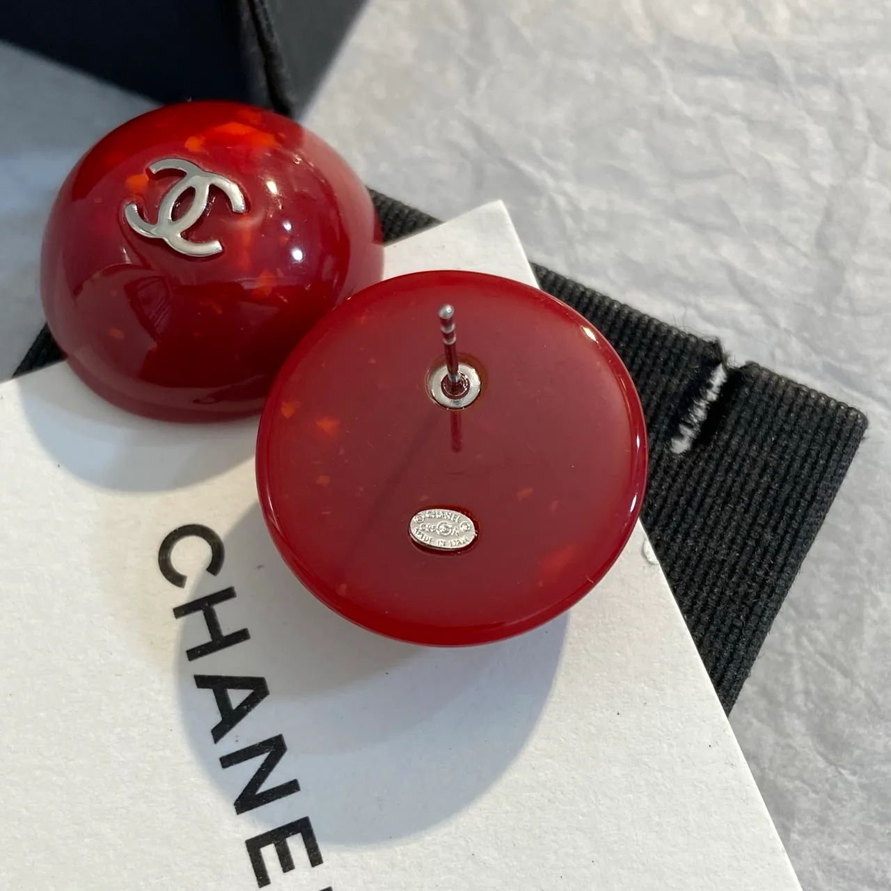 Chanel Brincos de Arete Esféricos Vermelhos de Resina CC Logo 2