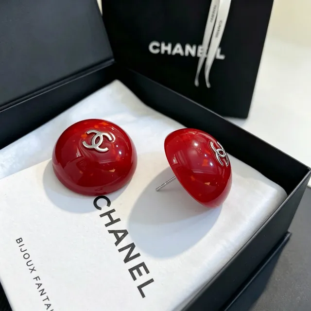 Chanel Brincos de Arete Esféricos Vermelhos de Resina CC Logo 3