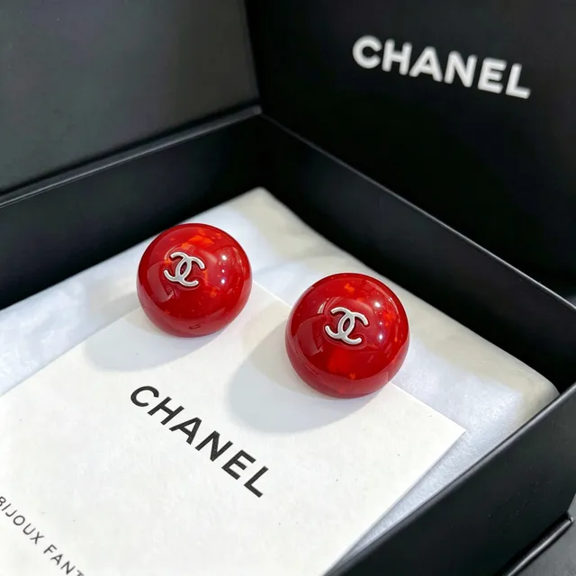 Chanel Brincos de Arete Esféricos Vermelhos de Resina CC Logo 4