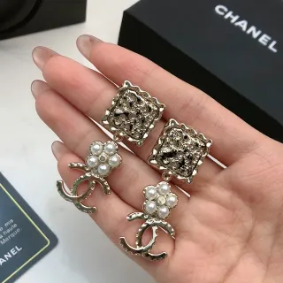 Chanel বর্গাকার টেক্সচার্ড মণি ফুল CC লোগো ঝুলন্ত কানের দুল