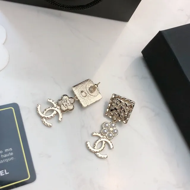 Chanel বর্গাকার টেক্সচার্ড মণি ফুল CC লোগো ঝুলন্ত কানের দুল 2