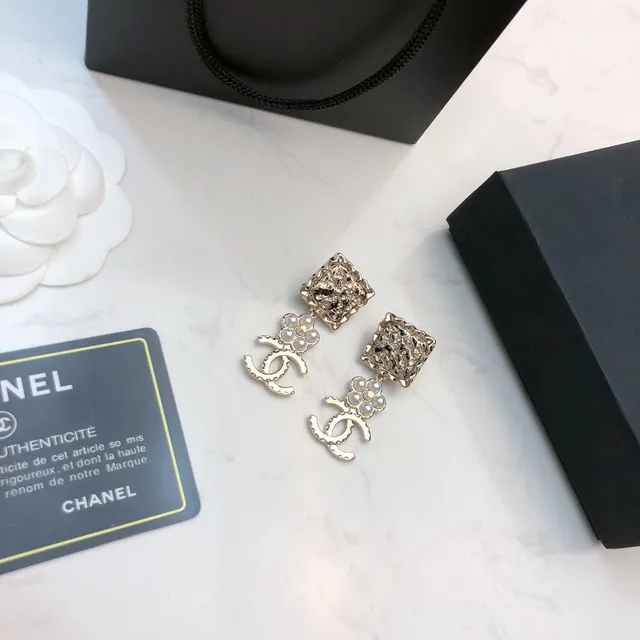 Chanel বর্গাকার টেক্সচার্ড মণি ফুল CC লোগো ঝুলন্ত কানের দুল 3