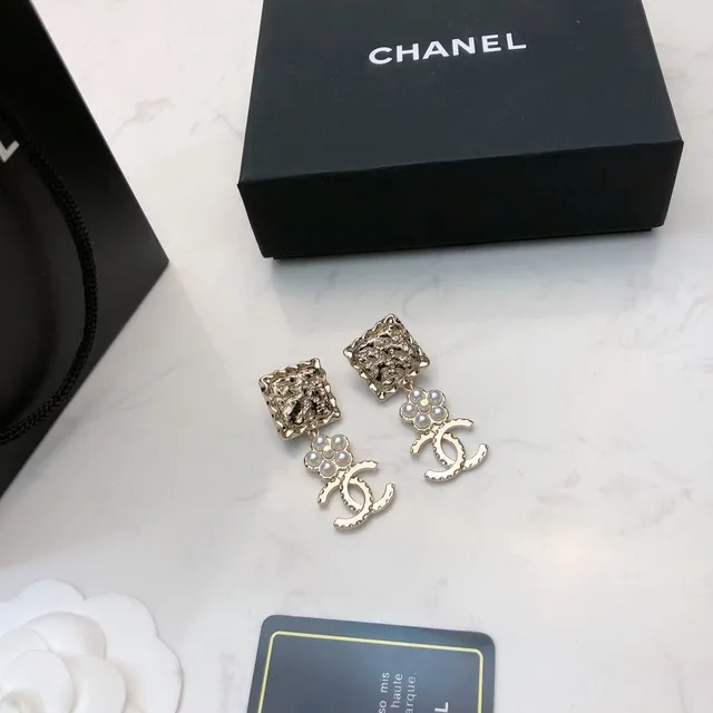 Chanel বর্গাকার টেক্সচার্ড মণি ফুল CC লোগো ঝুলন্ত কানের দুল 4