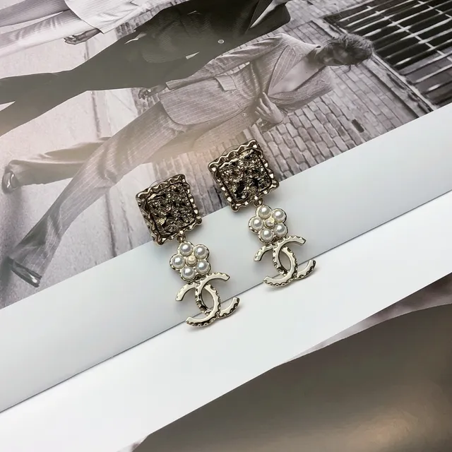 Chanel বর্গাকার টেক্সচার্ড মণি ফুল CC লোগো ঝুলন্ত কানের দুল 5