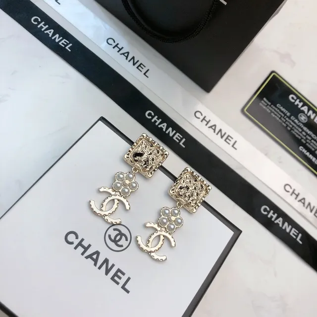 Chanel বর্গাকার টেক্সচার্ড মণি ফুল CC লোগো ঝুলন্ত কানের দুল 7