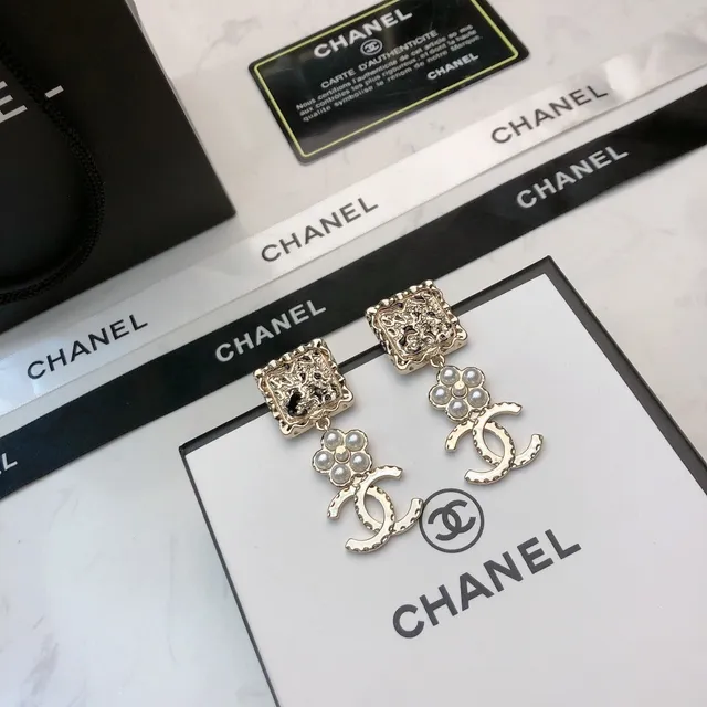 Chanel বর্গাকার টেক্সচার্ড মণি ফুল CC লোগো ঝুলন্ত কানের দুল 8