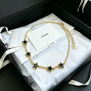 Chanel قلادة नجمية ذهبية اللون مع مينا أسود