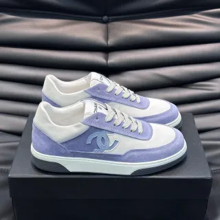 Chanel Tennis Line حذاء رياضي بنفسجي أبيض منخفض القدمين من السويد والجلد بانيل أسلوب حياة