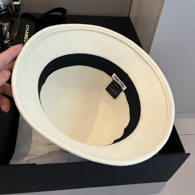 Chanel Fedora de feltro branco broche de plumas e pérolas 7